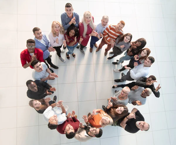 Grupo Diverso Multiétnico de Personas en Círculo — Foto de Stock