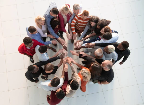 Grupp av människor med händer tillsammans - teamwork koncept — Stockfoto