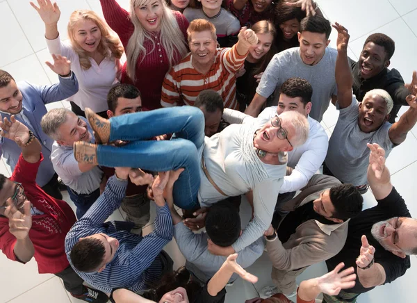 Internationale Gruppe junger Menschen feiert ihren Erfolg . — Stockfoto