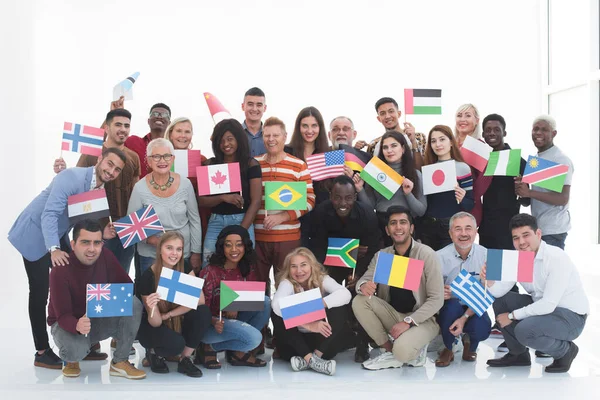 Stor grupp av multietniska glada människor isolerade — Stockfoto