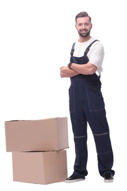 Tam gelişim. Gülümseyen adam karton kutuların yanında duruyor.