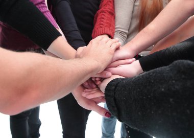 Bir grup farklı genç insan ellerinden bir kule yapıyorlar.