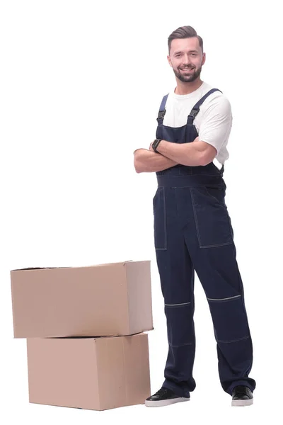 En pleno crecimiento. sonriente hombre de pie cerca de cajas de cartón —  Fotos de Stock