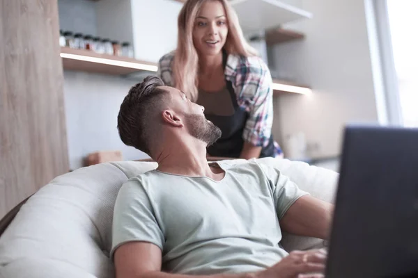 Jong gezin brengt vrije tijd door in de keuken — Stockfoto