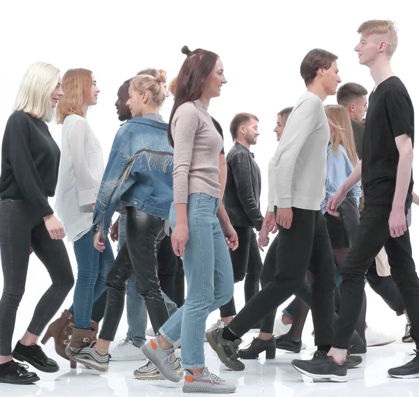 평범 한 청소년들이 다른 방향으로 걷고 있다 — 스톡 사진