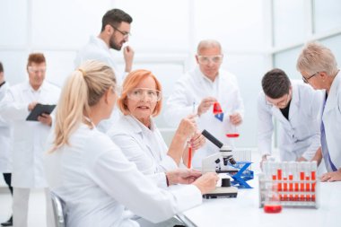 Laboratuvarda bir grup doktor ve bilim adamı çalışıyor..