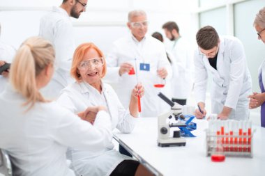 Laboratuvarda bir grup doktor ve bilim adamı çalışıyor..