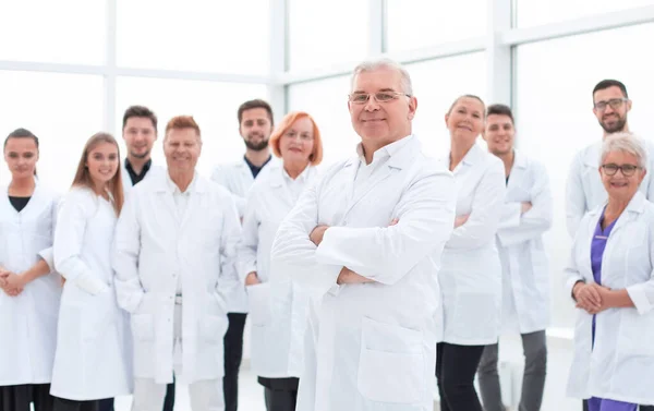 Ανώτερος γιατρός στέκεται μπροστά σε μια ομάδα ιατρικού προσωπικού. — Φωτογραφία Αρχείου