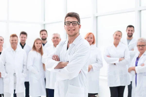 Groep van zelfverzekerde medische professionals die samen staan. — Stockfoto