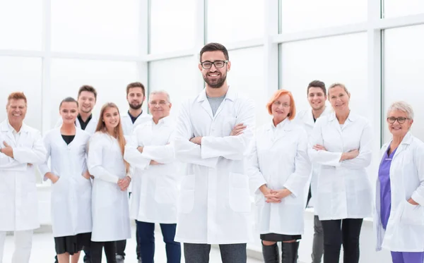 Sorridente supervisore di ricerca in piedi davanti al suo team. — Foto Stock