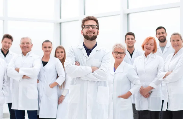 Leader scientifico fiducioso di fronte a un team di giovani scienziati . — Foto Stock