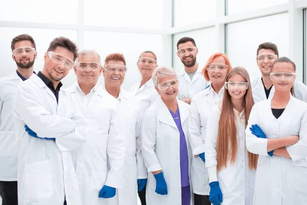 Grand groupe de chercheurs en médecine debout ensemble — Photo