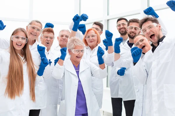 Большая группа медицинских исследователей, показывающих свой успех . — стоковое фото
