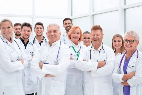 På nära håll. en stor grupp läkare som står tillsammans. — Stockfoto