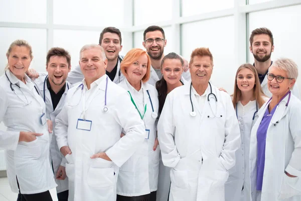 Vicino. gruppo di medici e scienziati in piedi insieme. — Foto Stock