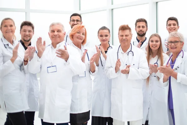 Groupe de divers médecins souriants applaudissant ensemble. — Photo