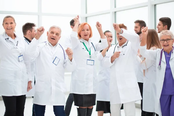 Μεγάλη ομάδα διαφορετικών ιατρών γιορτάζουν μαζί. — Φωτογραφία Αρχείου