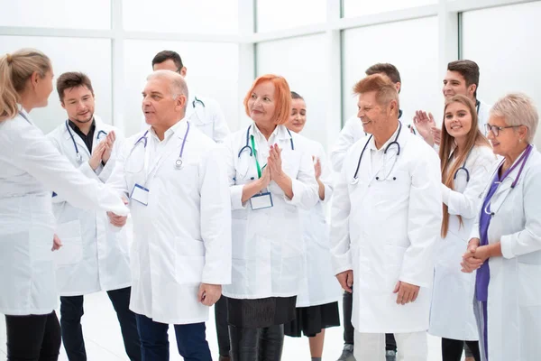 Group of medical colleagues discussing their achievements. — Stock Photo, Image