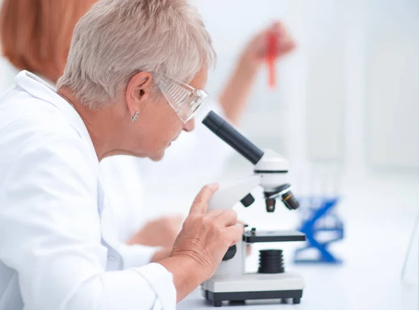Cientista feminina realiza pesquisa em laboratório. — Fotografia de Stock