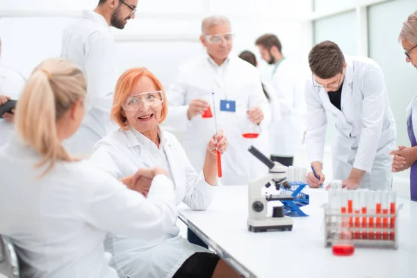 Grupo de médicos e cientistas trabalham no laboratório. — Fotografia de Stock