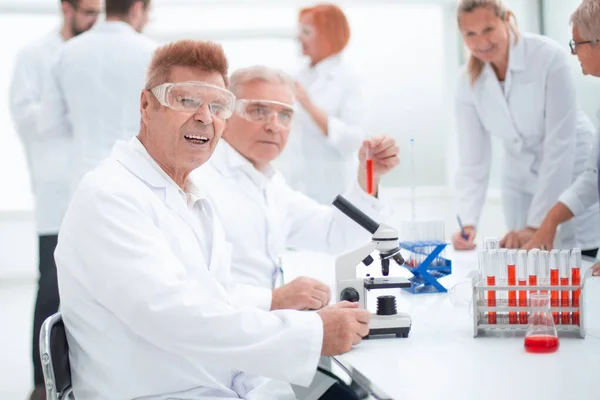 Grupo de cientistas analisando os resultados dos testes. — Fotografia de Stock