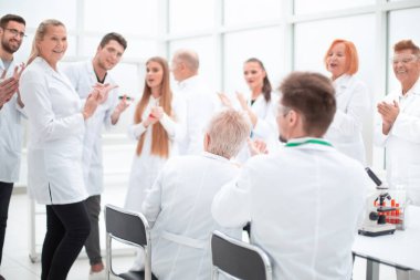 Bir grup araştırmacı laboratuvarda yeni fikirleri tartışıyor..