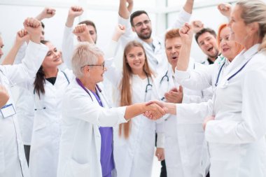 Mutlu tıp arkadaşları başarıları için birbirlerini kutluyorlar..