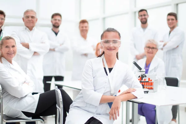 젊은 전문가들 과 직장에서 서로 긴밀하게 결합 된 과학 실험실의 그룹. — 스톡 사진