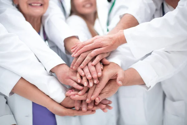 Μεγάλη ομάδα γιατρών ενώνουν τα χέρια τους. — Φωτογραφία Αρχείου