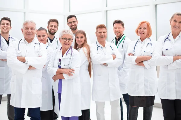 Zblízka. velká skupina lékařů stojící při sobě. — Stock fotografie