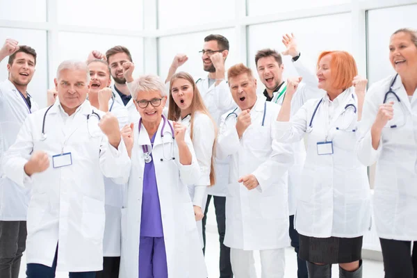 Zblízka. velká skupina doktorů, kteří ukazují svůj úspěch. — Stock fotografie