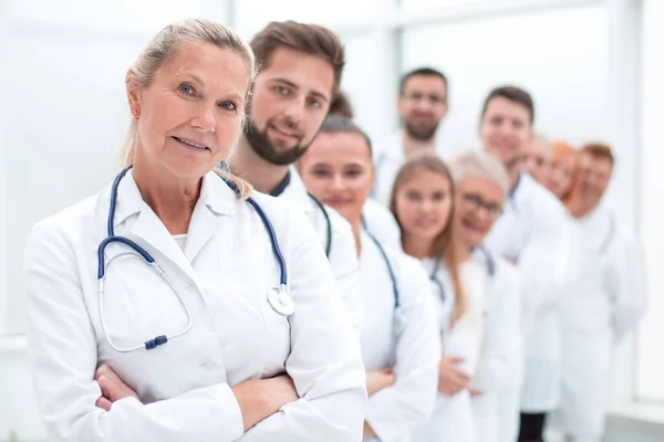 De près. équipe de professionnels de la santé debout ensemble. — Photo