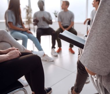 Kapatın. Gençler bir grup toplantısında..