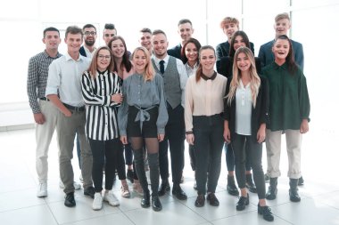 Muhtelif gençlerden oluşan bir grup ofiste bekliyor.