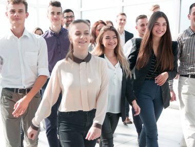 Bir grup hırslı genç yeni bir ofise giriyor.