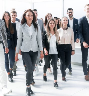 Bir grup hırslı genç yeni bir ofise giriyor.