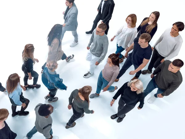 Vue de dessus. groupes de jeunes marchant dans des directions différentes — Photo