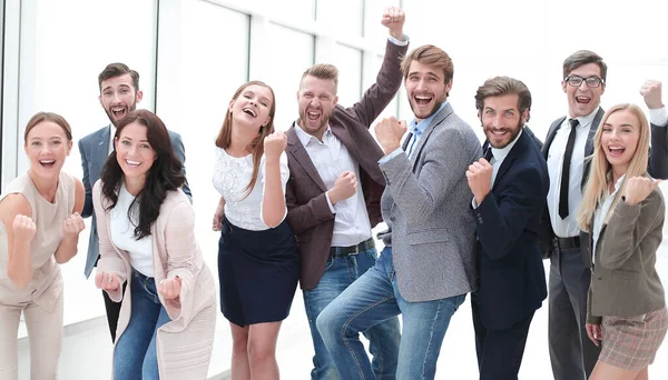Tam gelişim. Bir grup mutlu genç iş adamı.