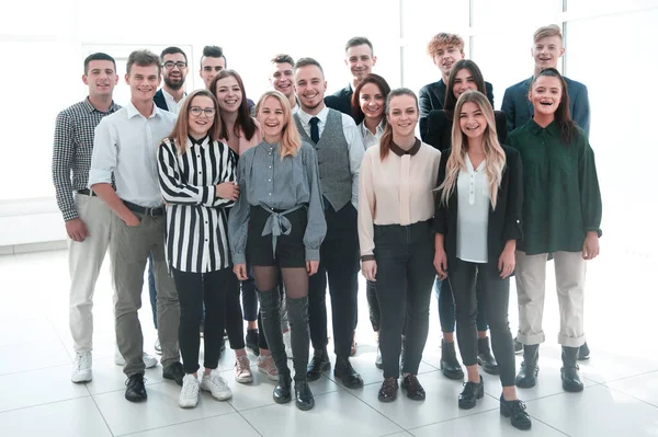 Группа различных молодых людей, стоящих в офисе — стоковое фото