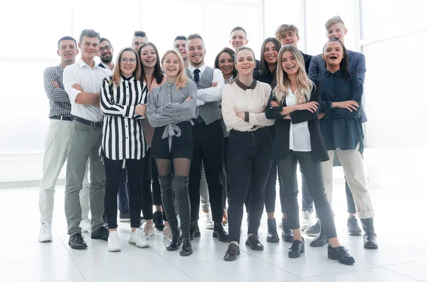 Groep van diverse jongeren die op kantoor staan — Stockfoto