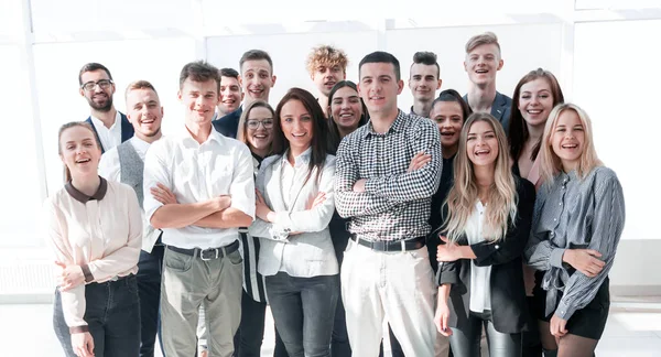 Grupo de personas felices diversas de pie en una nueva oficina — Foto de Stock