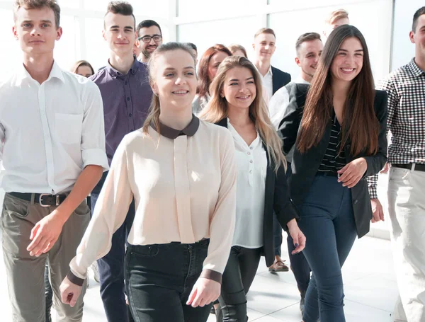 Grupp ambitiösa ungdomar går in i ett nytt kontor — Stockfoto