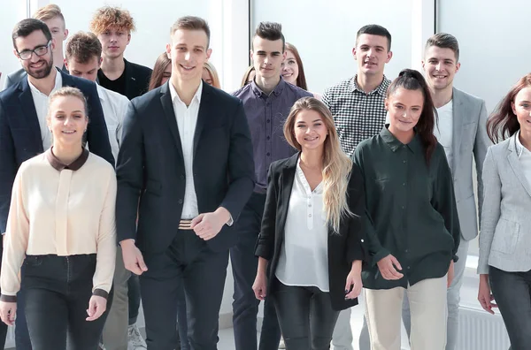 Gruppe ehrgeiziger junger Leute geht in ein neues Büro — Stockfoto