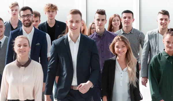 Grupo de jóvenes ambiciosos caminando en una nueva oficina — Foto de Stock
