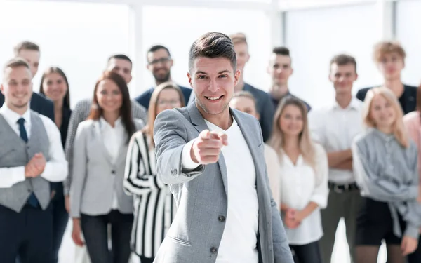 Självsäker ung affärsman som pekar på dig. begreppet val — Stockfoto