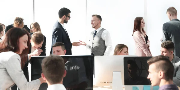 Gente de negocios se saludan en la oficina — Foto de Stock