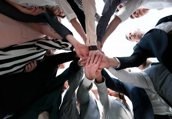 Nahaufnahme. Glückliche junge Leute stehen im Kreis — Stockfoto