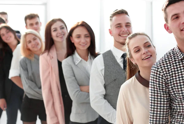 Skupina usmívajících se mladých profesionálů stojící v řadě. — Stock fotografie