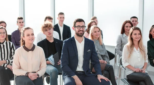 Gruppe unterschiedlicher junger Leute sitzt in einem Konferenzraum — Stockfoto