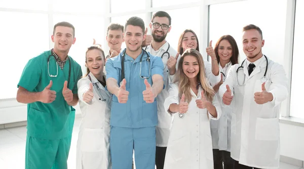 Diversos profissionais médicos dando um polegar para cima — Fotografia de Stock